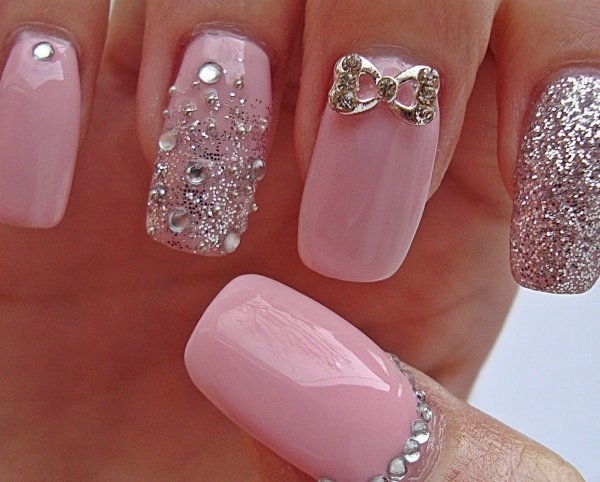 Фиолетовый маникюр с блестками