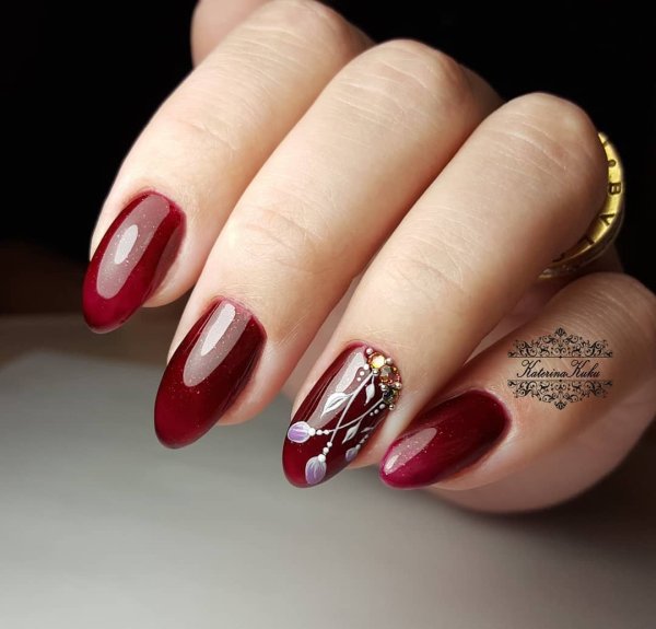 Маникюр бордовый с золотом