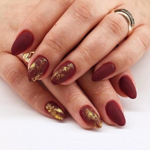 Ногти бордовые с золотом