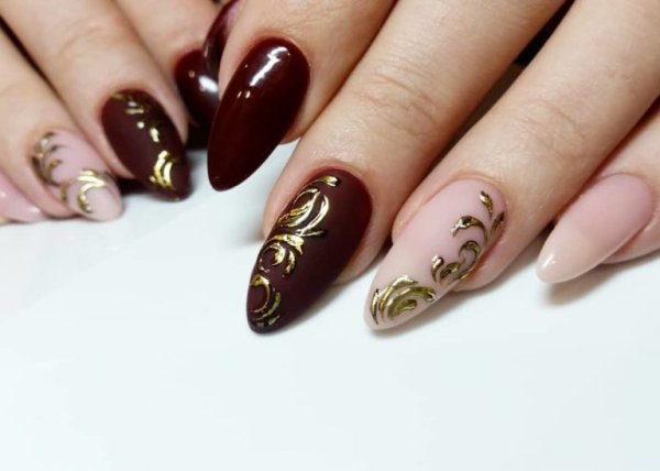 Маникюр бордовый с золотом