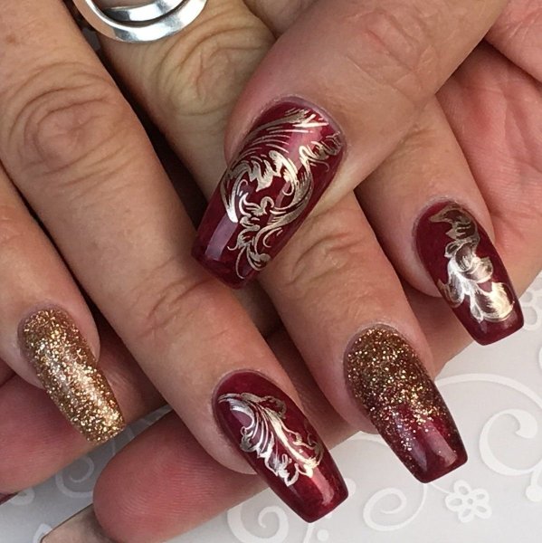 Ногти бордовые с золотом