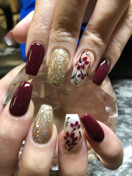 Маникюр бордо с золотом
