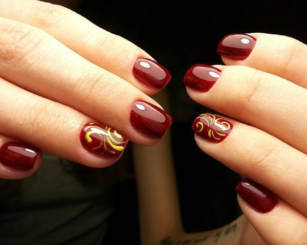 Ногти бордовые с золотом