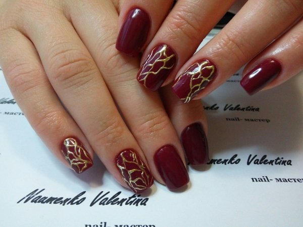Ногти бордовые с золотом