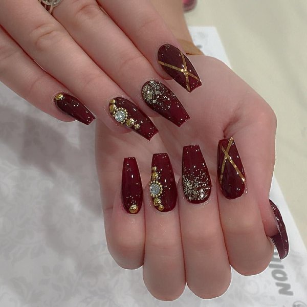 Ногти бордовые с золотом