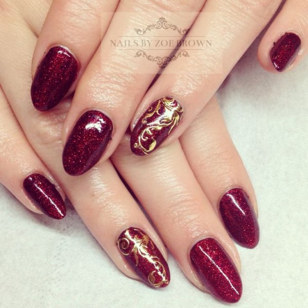 Бордовый маникюр с узором