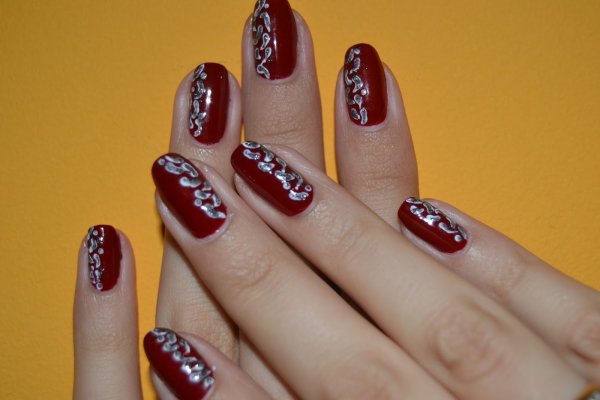 Маникюр бордовый с золотом