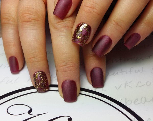 Маникюр бордовый с золотом на короткие
