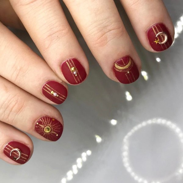 Ногти бордовые с золотом