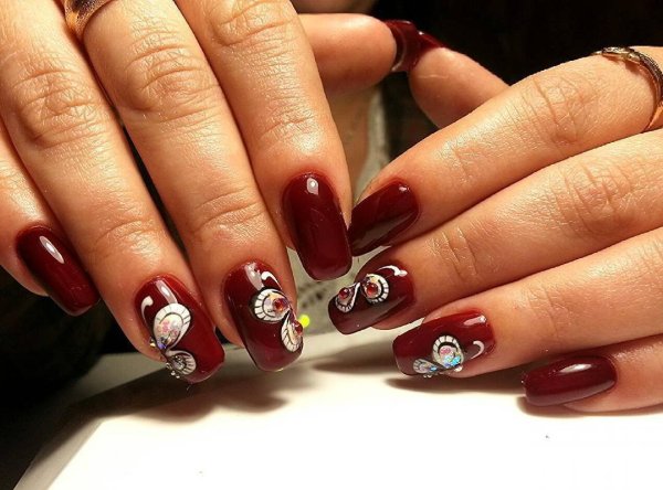 Красивый маникюр бордовый с золотым