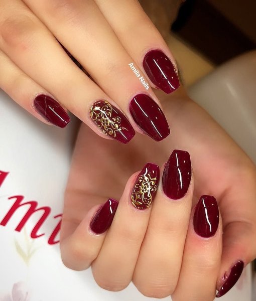 Бордовый маникюр