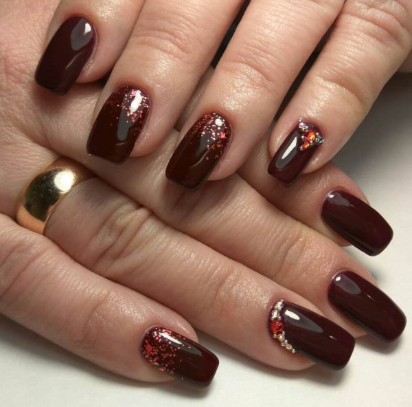 Маникюр бордовый с золотыми листочками