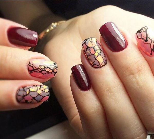 Ногти бордовые с золотом