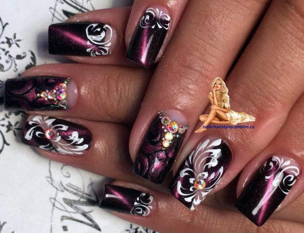 Белые узоры на ногтях