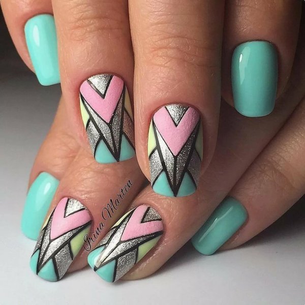 Маникюр с геометрическим рисунком