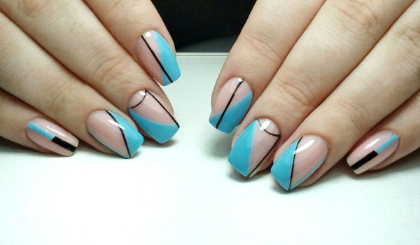 Весенний маникюр с геометрическим рисунком