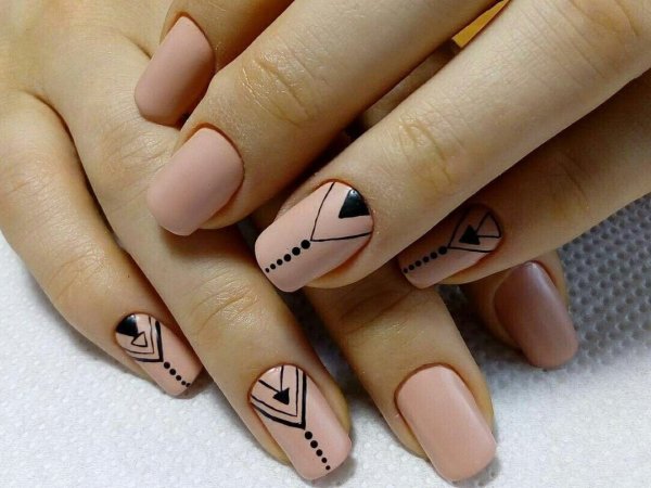 Маникюр на короткие ногти геометрия нюдовый