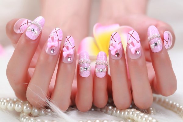 Розовые ногти с узором