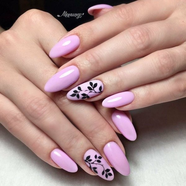 Розовый маникюр с вензелями