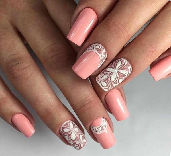 Нежный розовый маникюр с цветами