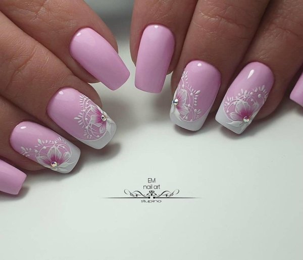 Красивый розовый маникюр