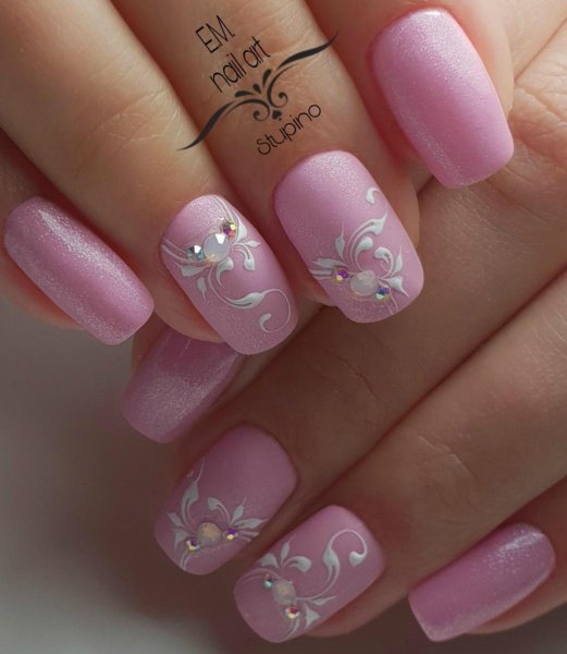 Розовый маникюр с вензелями