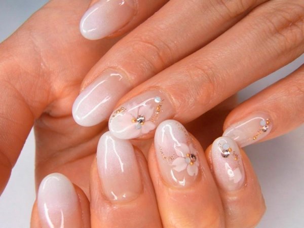 Прозрачный маникюр с дизайном