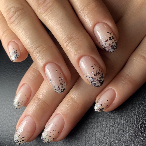 Прозрачный маникюр с дизайном