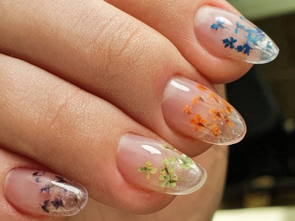 Сухоцветы на ногтях