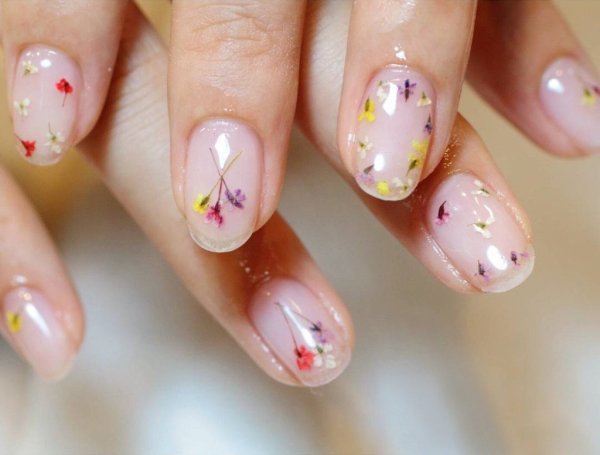 Сухоцветы на ногтях