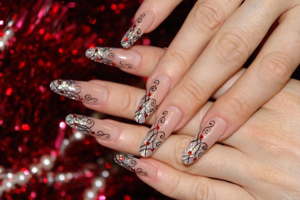 Маникюр с узорами на коротких ногтях