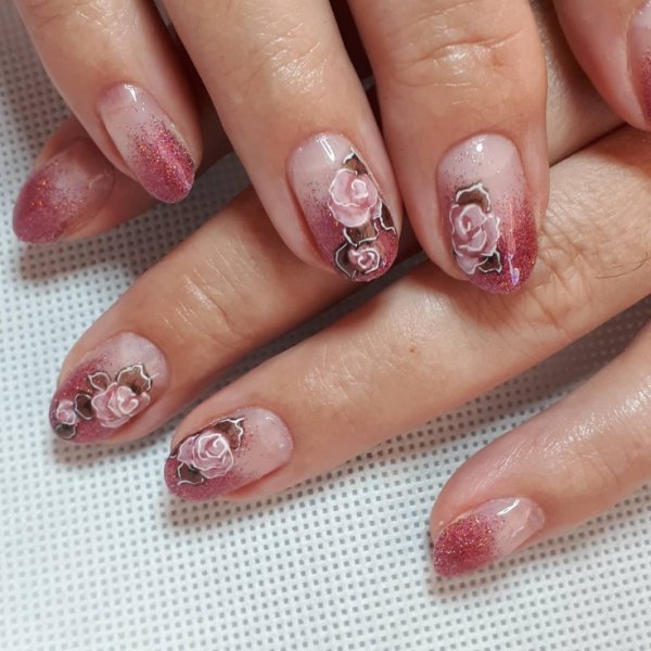 Маникюр с цветами и блестками