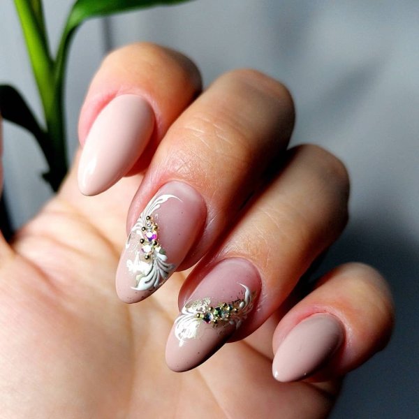 Маникюр с цветочками и стразами