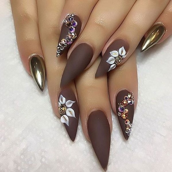 Нежный маникюр со стразами