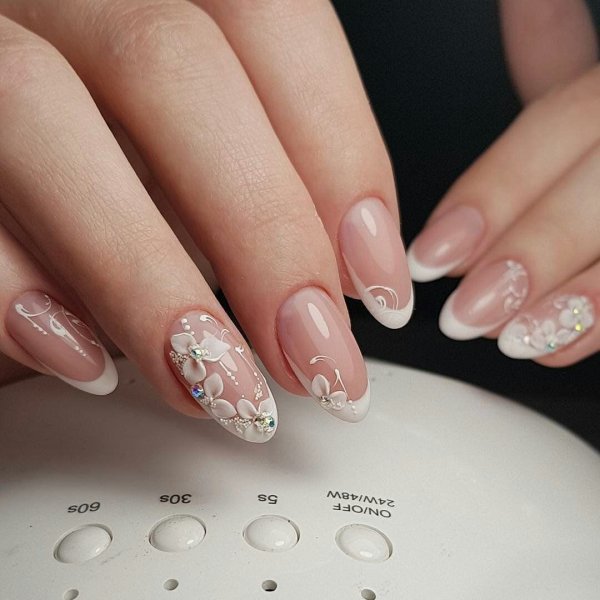 Маникюр с рисунком и стразами