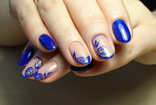 Маникюр на короткие ногти синие оттенки с рисунком