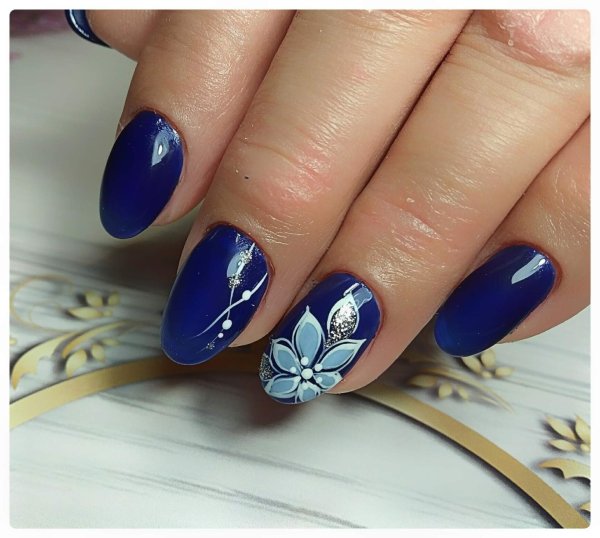 Синий маникюр с цветочками