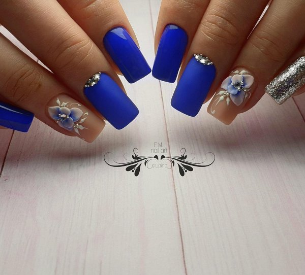 Маникюр шеллак синий с белым
