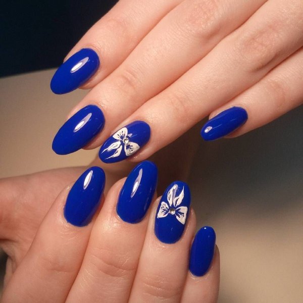 Красивые синие ногти