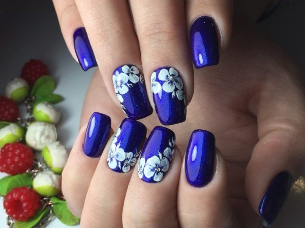 Маникюр синий с белым