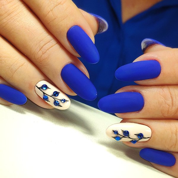 Синий маникюр
