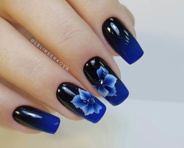 Новогодний маникюр в синем цвете