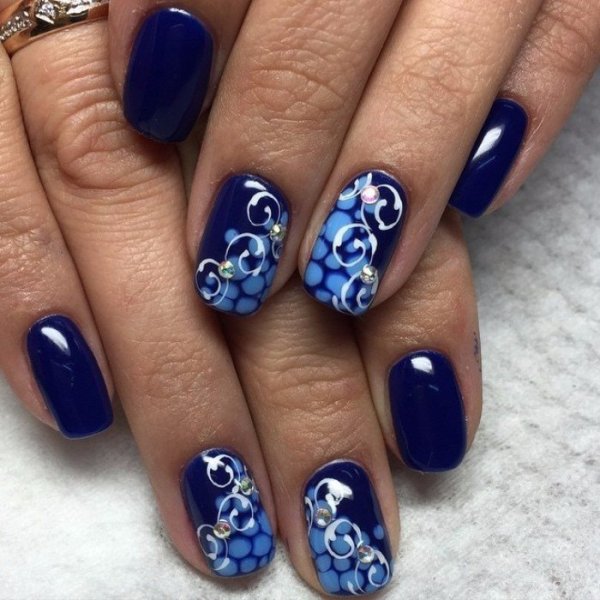 Маникюр с узорами на коротких ногтях