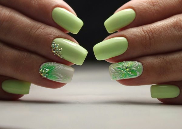 Маникюр зеленый с белым