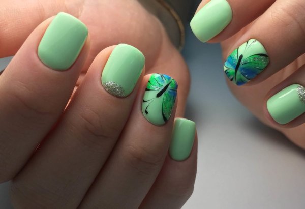 Маникюр в зеленых тонах