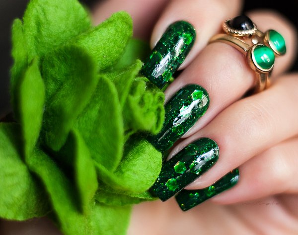 Маникюр зеленый