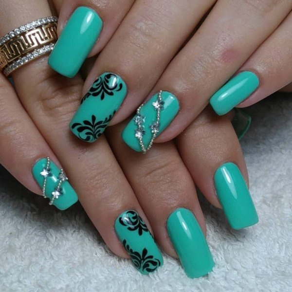 Маникюр с бирюзовым цветом