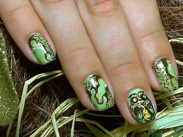 Маникюр зеленый с золотом летний