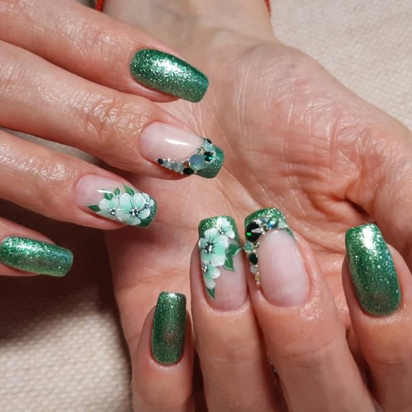 Маникюр в зеленых тонах
