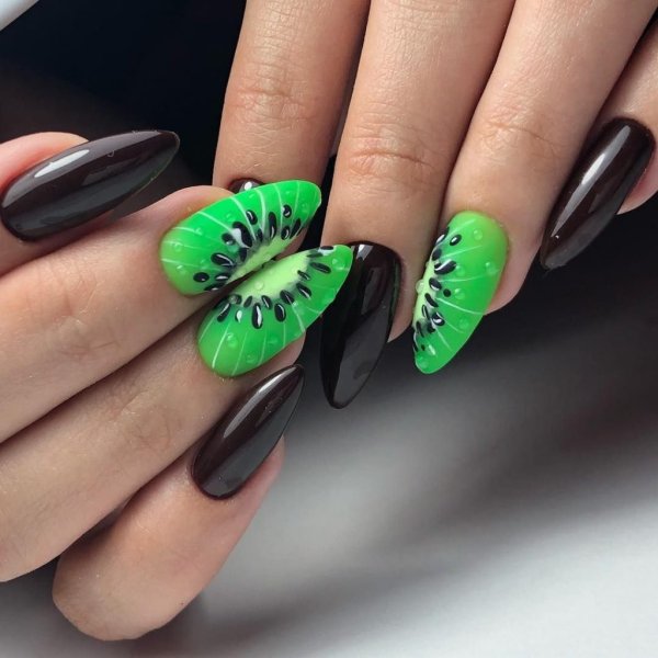 Маникюр зеленый